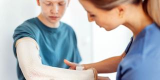 Untersuchung eines gebrochenen Arms (Foto: IMAGO / HalfPoint Images)