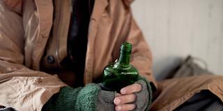 Ein Mann Trinkt Alkohol auf der Straße (Foto: IMAGO / HalfPoint Images)
