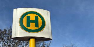 Hinweisschild an einer Bushhaltestelle (Foto: IMAGO / mix1)