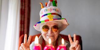 Eine hundertjährige Frau feiert ihren Geburtstag (Foto: Imago / Shotshop)