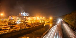Saarstahl-Gelände an der Saar in Völklingen, gegenüber der Autobahn A620, bei Nacht (Foto: IMAGO / BeckerBredel)