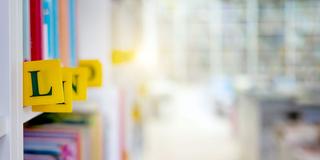 Bücherregale in einer Bücherei (Foto: IMAGO / YAY Images)