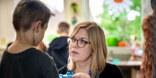Betreuung in einer Förderschule (Foto: IMAGO / Funke Foto Services)