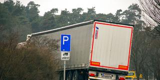 Ein Lkw ist auf einem Autobahn-Parkplatz abgestellt (Foto: IMAGO / Manfred Segerer)