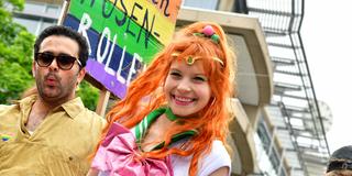 Bunt verkleidete Teilnehmerin der Parade zum Christopher Street Day in der Saarbrücker Innenstadt (Foto: IMAGO / BeckerBredel)