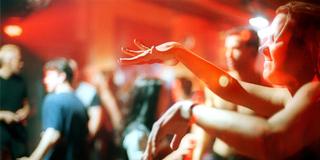 Tanzende Clubgänger bei einer Party (Foto: IMAGO / David Heerde)