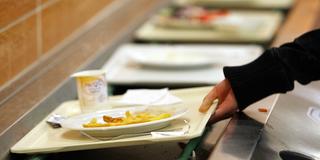 Geschirrrückgabe einer Uni-Mensa (Foto: IMAGO / Gerhard Leber)