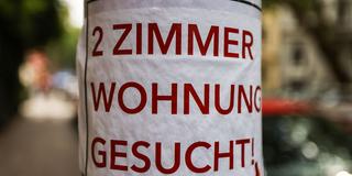 Auf einem Zettel steht „2 Zimmer Wohnung gesucht!“. (Foto: picture alliance/dpa | Oliver Berg)