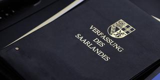 Die Verfassung des Saarlandes (Foto: IMAGO / BeckerBredel)