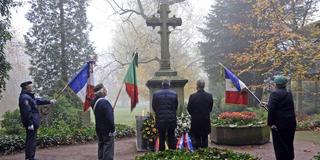 Kranzniederlegung anlässlich des Gedenktages des ersten Weltkrieges am Ehrenfriedhof im Deutsch-Französischen Garten in Saarbrücken, Archivbild 2013 (Foto: IMAGO / BeckerBredel)