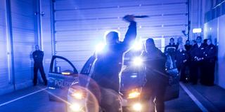 Gestellte Szene. In einem Trainingszentrum der Polizei werden Polizisten für die Abwehr von Messerangriffen trainiert. (Foto: IMAGO / Jochen Tack)