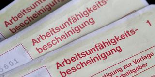 3 Krankmeldungen liegen auf einander (Foto: IMAGO / Eibner)