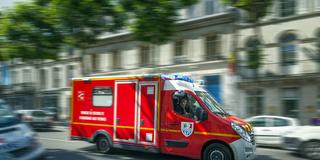 Ein frankzösisches Einsatzfahrzeug fährt vorbei (Foto: IMAGO / imagebroker)