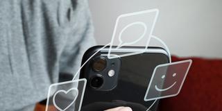 Ein Teenager schreibt und bekommt Nachrichten auf dem Smartphone. (Foto: IMAGO / Dreamstime)