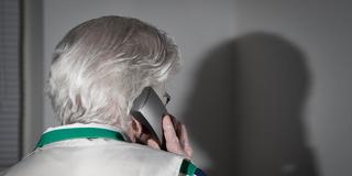 Alte Frau telefoniert. (Foto: IMAGO / Sven Ellger)