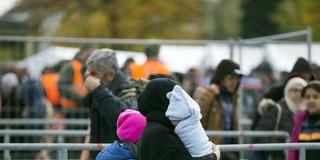Syrische Geflüchtete bei ihrer Ankunft in Deutschland 2015 (Foto: IMAGO / Eibner Europa)