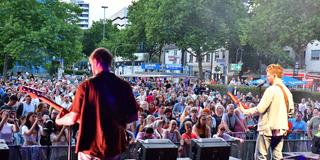 Besucherinnen und Besucher feiern beim Saarbrücker Altstadtfest am 15.7.2024. Headliner am Abend waren die US-Amerikaner der Band Welshly Arms.  (Foto: IMAGO / BeckerBredel)