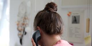 Kundentelefonat im Jugendamt (Symbolfoto) (Foto: IMAGO / Funke Foto Services)