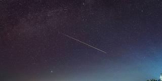 Ein Meteorit der Perseiden ist als Sternschnuppe am Nachthimmel zu sehen (Foto: IMAGO / NurPhoto)
