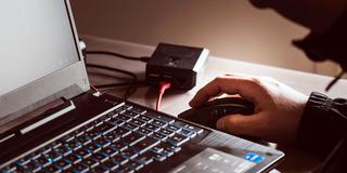 Jemand programmiert einen sogenannten „Raspberry Pi“-Minicomputer an einem Laptop (Foto: IMAGO / Depositphotos)