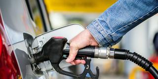 Eine Person betankt ein Auto mit Kraftstoff (Foto: IMAGO / Pond5 Images)