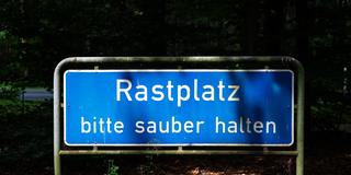 Schild an einem Rastplatz. "bitte sauber halten" (Foto: IMAGO / Werner Lerooy)