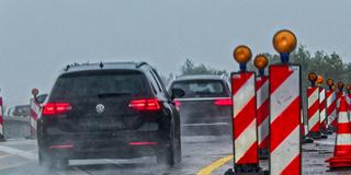 Symbolbild. Baustelle, Behinderungen auf der Autobahn. Verengte Fahrbahn mit Warnbarken. (Foto: IMAGO / Rolf Poss)