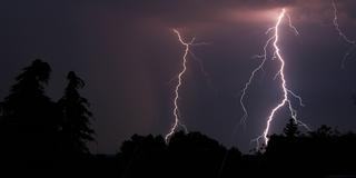 Gewitterblitze am nächtlichen Himmel  (Foto: IMAGO / Eibner)