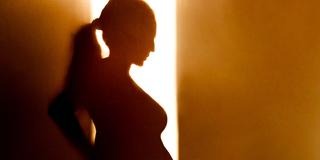 Schatten einer schwangeren Frau im Sonnenlicht (Foto: IMAGO / Zoonar)
