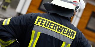 Ein Feuerwehrmann bei einem Einsatz  (Foto: IMAGO / Fotostand / Gelhot)