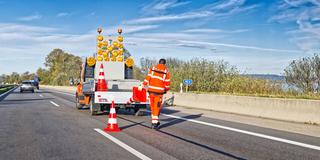 Eine Fahrspur auf der Autobahn wird mit Leitkegeln abgesichert (Foto: IMAGO / Rolf Poss)