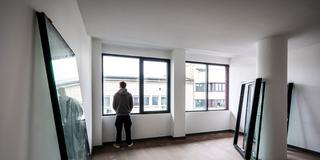 Ein Handwerker installiert neue Fenster in einem kernsanierten Wohngebäude (Foto: IMAGO / Funke Foto Services)