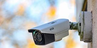 Eine Überwachungskamera an einem Gebäude. (Foto: IMAGO / Rene Traut)