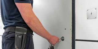 Ein Justizvollzugsbeamter mit dem Schlüssel an einer Gefängniszelle (Foto: IMAGO / Werner Scholz)
