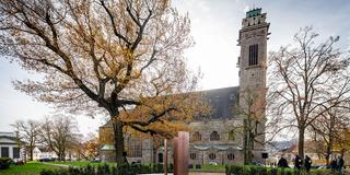 Gedenkstätte für die Opfer der Verfolgung von Sinti und Roma vor der Kirche St. Michael im Echelmeyerpark in Saarbrücken (Foto: IMAGO / BeckerBredel)