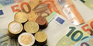 Euro-Scheine und Münzen liegen aufeinander (Foto: IMAGO / Panthermedia)