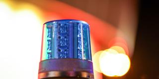 Blaulicht eines Einsatzfahrzeuges (Foto: IMAGO / Maximilian Koch)