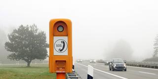 Notrufsäule an einer Autobahn  (Foto: IMAGO / Sabine Gudath)