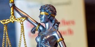 Nahaufnahme einer Justitia vor dem bürgerlichen Gesetzbuch (Foto: IMAGO / Herrmann Agenturfotografie)