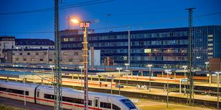 Ein ICE steht im Saarbrücker Hauptbahnhof (Foto: IMAGO / Joko)