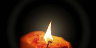 Eine brennende Kerze zur Andacht (Foto: IMAGO / imagebroker)