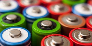Mehrere Batterien stehen nebeneinander. (Foto: IMAGO / Zoonar)