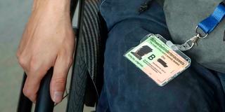 Schwerbehindertenausweis eines Rollstuhlfahrers (Foto: IMAGO / Berlinfoto)