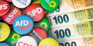 Symbolbild: Logos der großen deutschen Parteien liegen neben mehreren Geldscheinen (Foto: IMAGO / IlluPics)