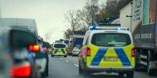 Polizeifahrzeuge bahnen sich ihren Weg durch eine Rettungsgasse auf der Autobahn (Foto: IMAGO / STEINSIEK.CH)