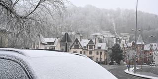 Schnee liegt in Saarbrücken St. Arnual am frühen Morgen (Foto: IMAGO / BeckerBredel)