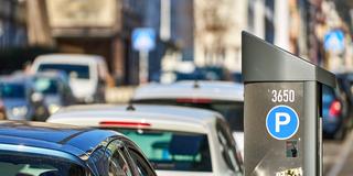 Parkende Autos am Straßenrand (Foto: IMAGO / Bihlmayerfotografie)