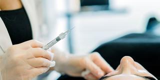 Spritze bei einer Schönheitsbehandlung (Foto: IMAGO / Addictive Stock)