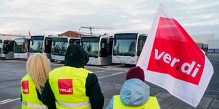 Busfahrer im Streik (Foto: IMAGO / BREUEL-BILD)