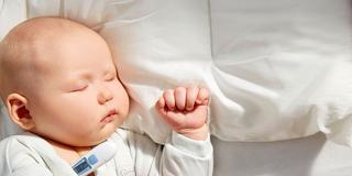 Schlafendes Baby mit Fieberthermometer (Foto: IMAGO / Zoonar)